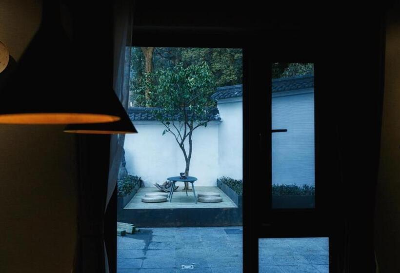 Kertre Néző Standard Bungalow, Pin Cheng