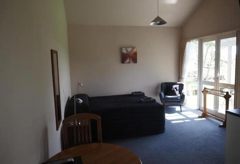 インサイドのスタンダードスタジオ, Karamea River Motels