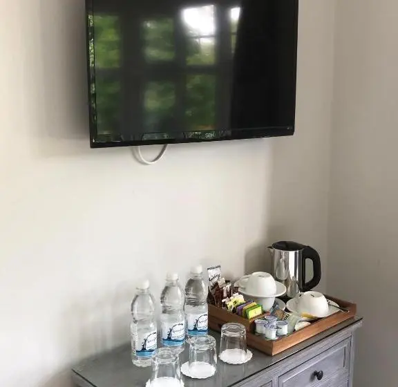 スーペリアの４人部屋, The Maple Manor