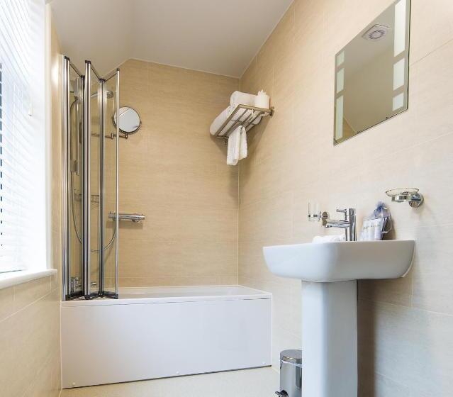 جناح جونيور عائلى, The Maple Manor