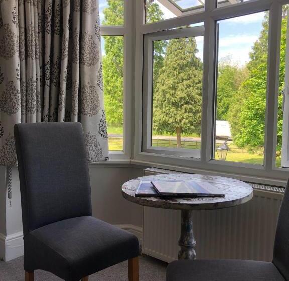 جناح جونيور عائلى, The Maple Manor