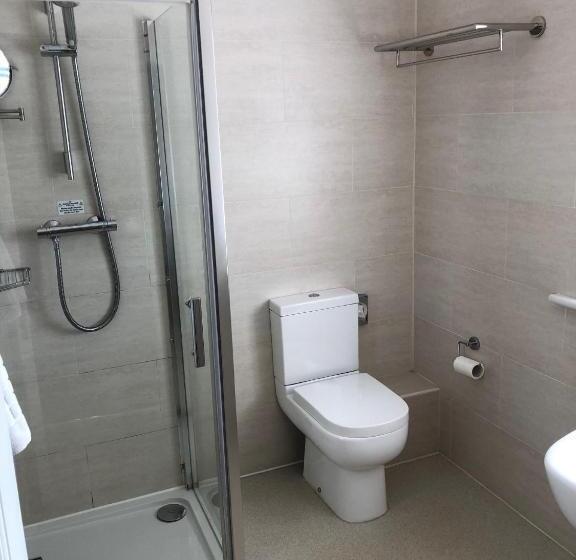 جناح جونيور عائلى, The Maple Manor