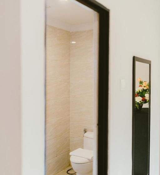 اتاق لوکس با تخت بزرگ, Barelang Hotel Nagoya Batam