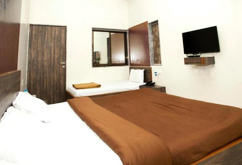 חדר סופריור לשלושה, Ambassador