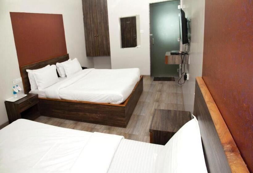 חדר סופריור לשלושה, Ambassador