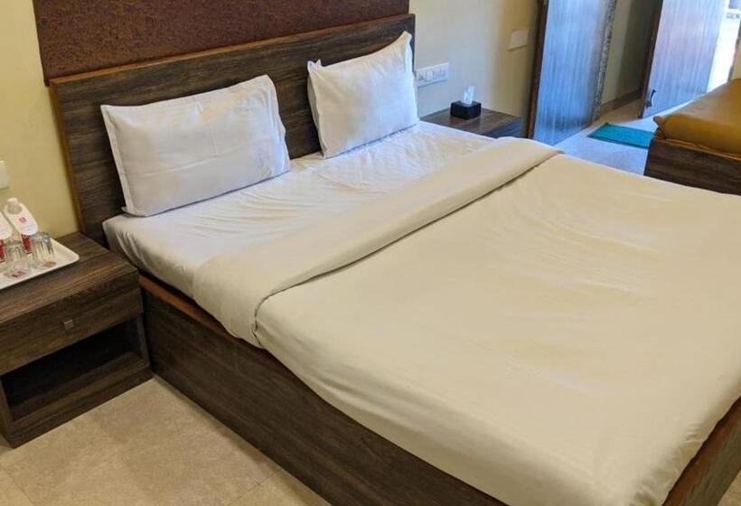 חדר סופריור לשלושה, Ambassador