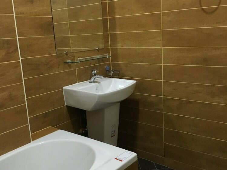 اتاق سوپریور, Yadanar Oo