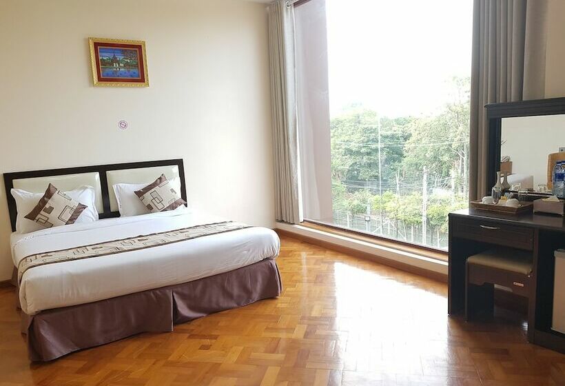 اتاق لوکس, Yadanar Oo