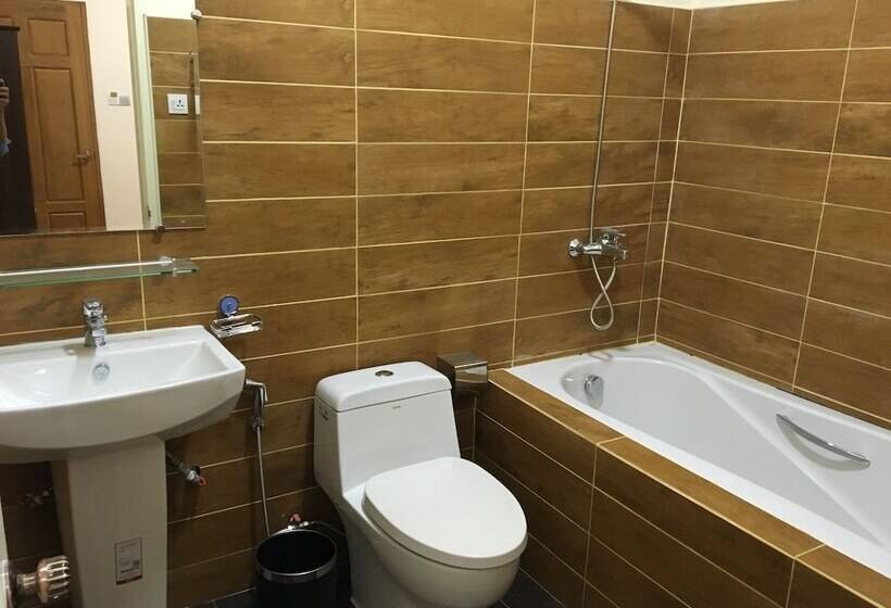 اتاق لوکس, Yadanar Oo