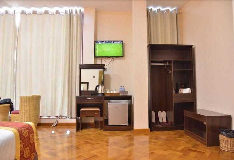 اتاق لوکس, Yadanar Oo