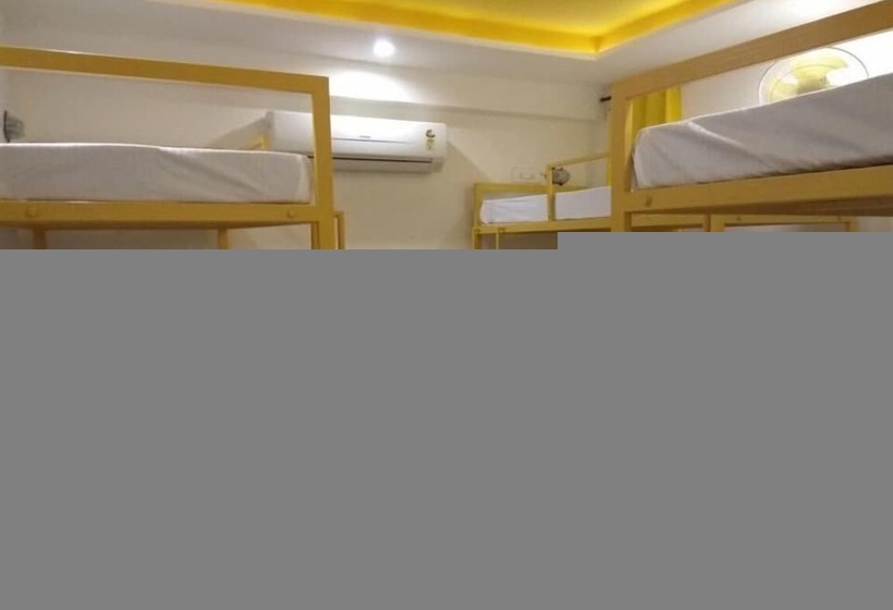 מיטה בחדר משותף, Moustache Agra