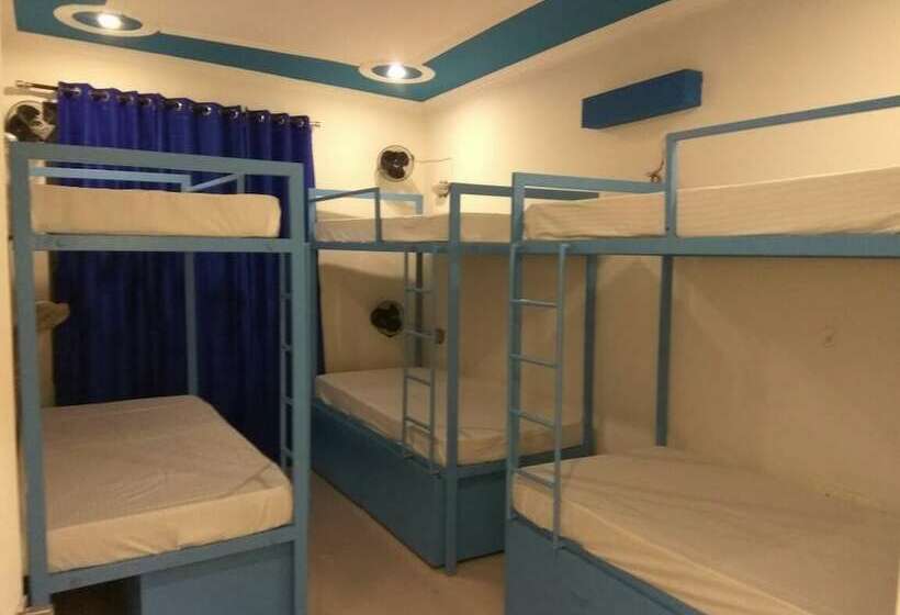 מיטה בחדר משותף, Moustache Agra