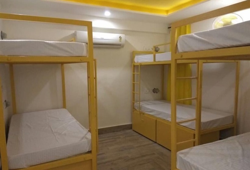 מיטה בחדר משותף, Moustache Agra