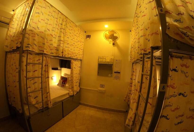 מיטה בחדר משותף, Moustache Agra