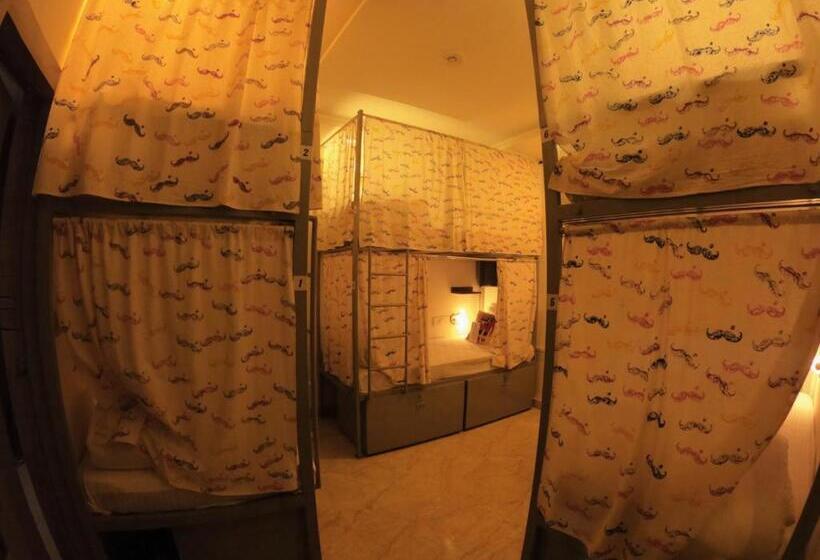 מיטה בחדר משותף, Moustache Agra