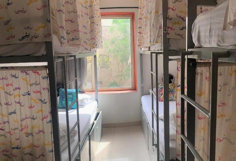 מיטה בחדר משותף, Moustache Agra