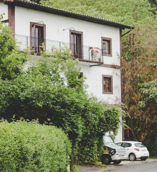 Кровать в Общей Комнате, Surf Camp San Sebastian Partyhostel