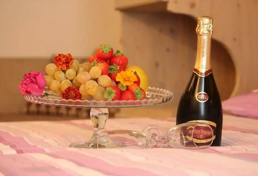 اتاق استاندارد با بالکن, Lory