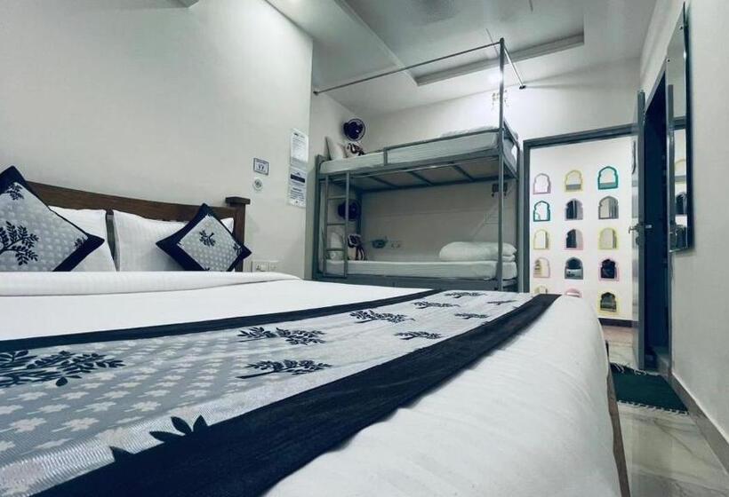 חדר משפחתי דלוקס, Moustache Agra