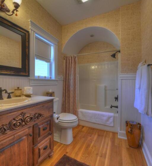 اتاق لوکس با چشم‌انداز استخر, The Victoria Bed & Breakfast