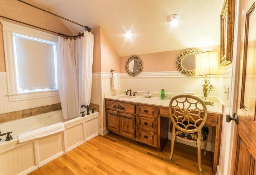 اتاق لوکس با وان آب گرم, The Victoria Bed & Breakfast