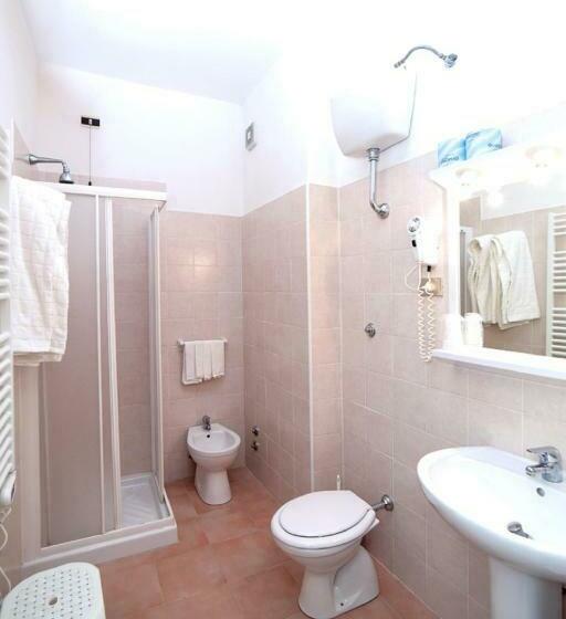 חדר בסיסי לשלושה, Peschici