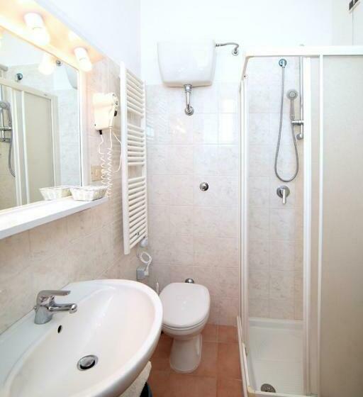 חדר בסיסי לשלושה, Peschici