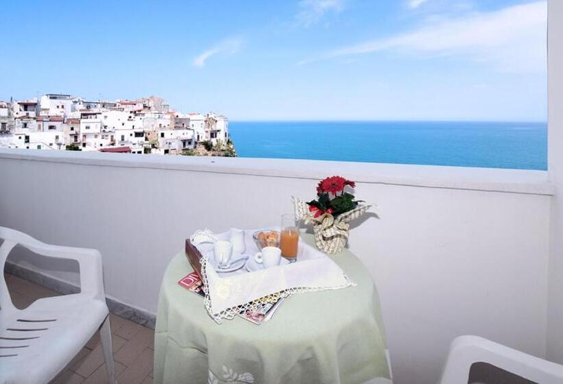 חדר בסיסי לשלושה, Peschici