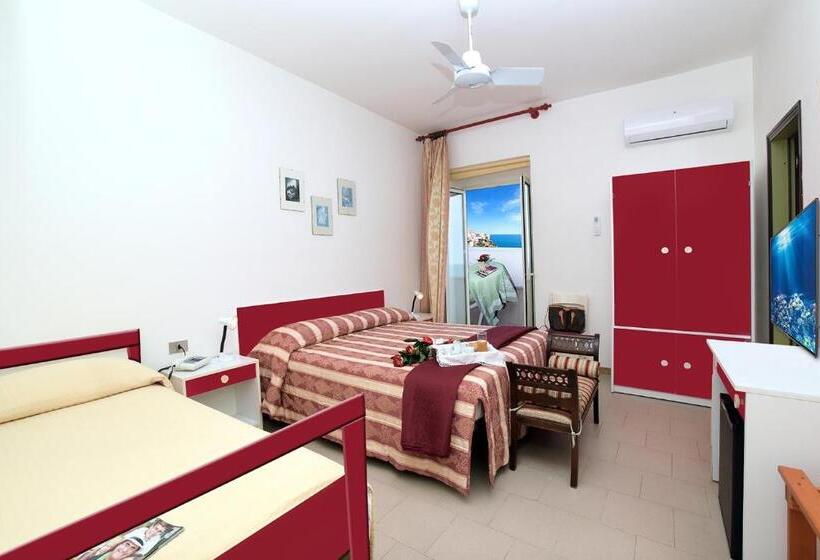 חדר בסיסי לשלושה, Peschici