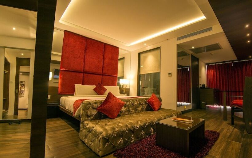 デラックススイート, Roopa Elite