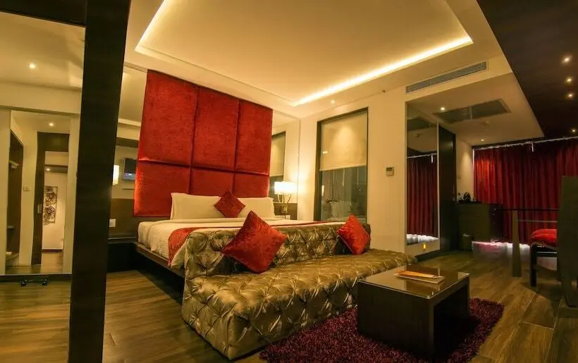 Deluxe Suite, Roopa Elite