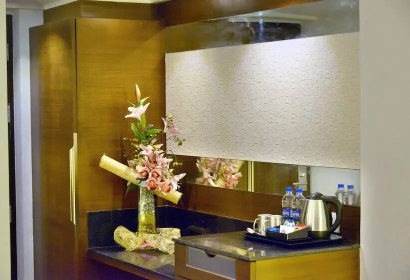 Deluxe Suite, Roopa Elite