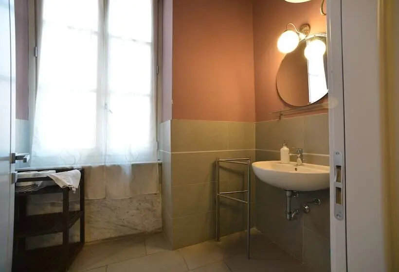 バスルーム共有のトリプルスタンダード, Ostello Palazzo Nizza