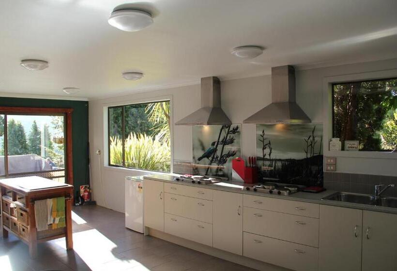 تختخواب در اتاق مشترک, Barnyard Backpackers Te Anau