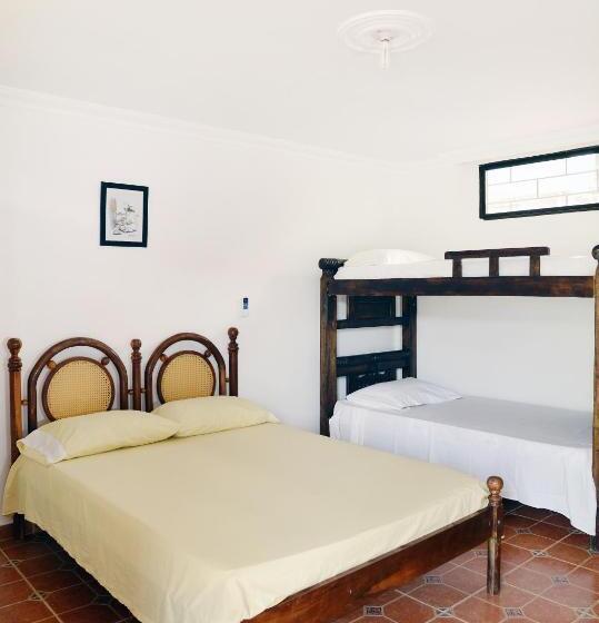 חדר סטנדרט לארבעה, Hostal Dumbira