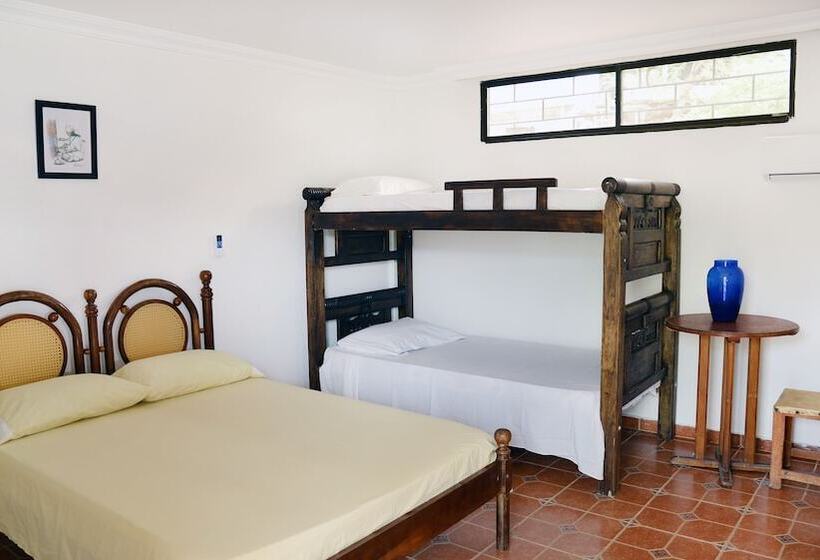 חדר סטנדרט לארבעה, Hostal Dumbira