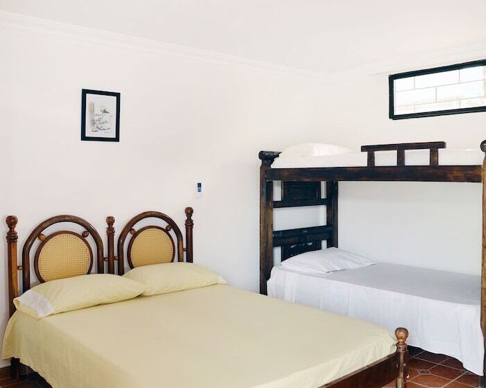חדר סטנדרט לארבעה, Hostal Dumbira