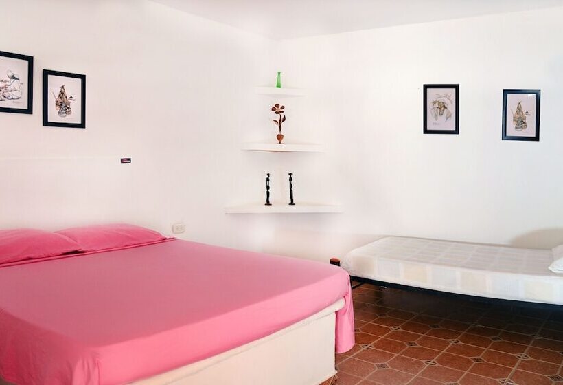 스탠다드 트리플 룸, Hostal Dumbira
