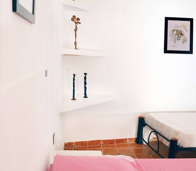 חדר סטנדרט לשלושה, Hostal Dumbira