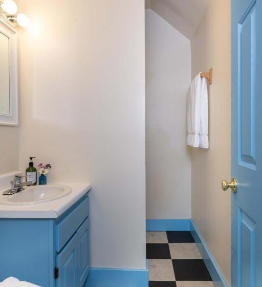 إستوديو ديلوكس, Old Stagecoach Inn