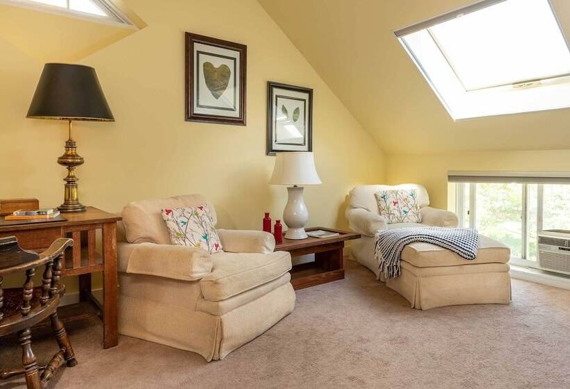 إستوديو ديلوكس, Old Stagecoach Inn