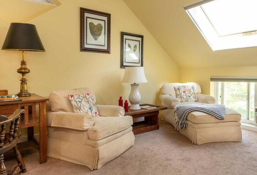 إستوديو ديلوكس, Old Stagecoach Inn