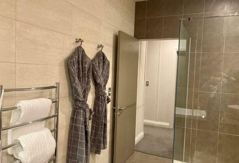 اتاق لوکس, Three Thirty B & B