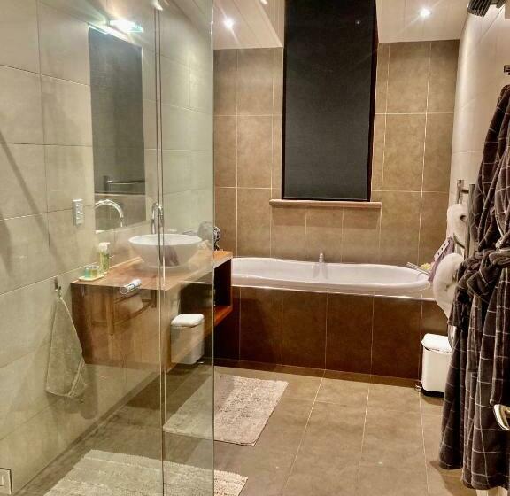 اتاق لوکس, Three Thirty B & B