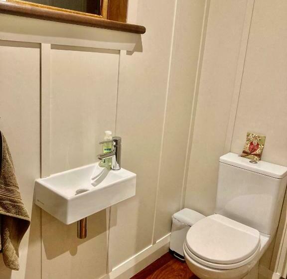 اتاق لوکس, Three Thirty B & B