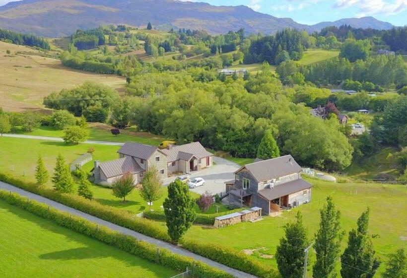 اتاق لوکس, Three Thirty B & B