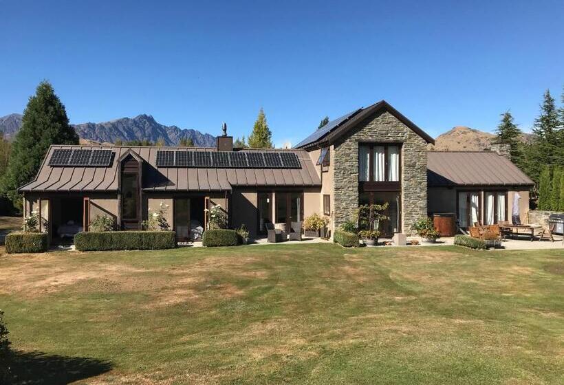 اتاق لوکس, Three Thirty B & B