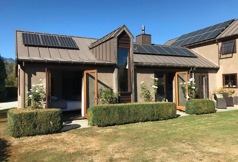 اتاق لوکس, Three Thirty B & B