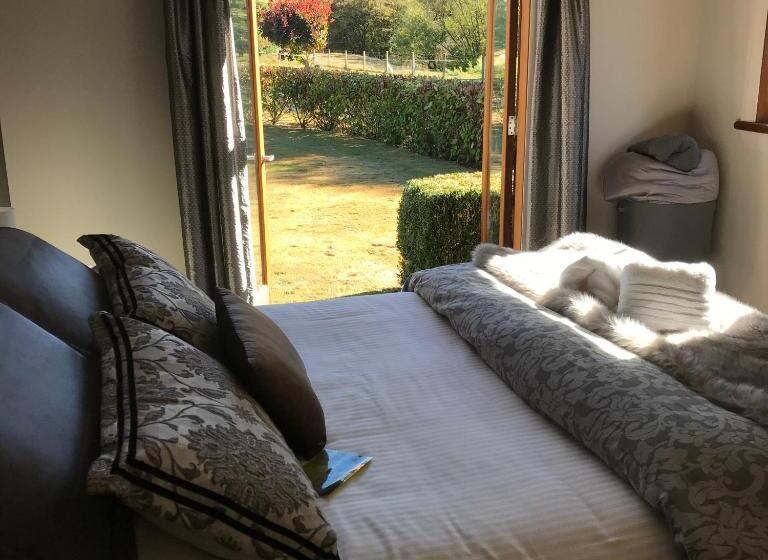 اتاق لوکس, Three Thirty B & B