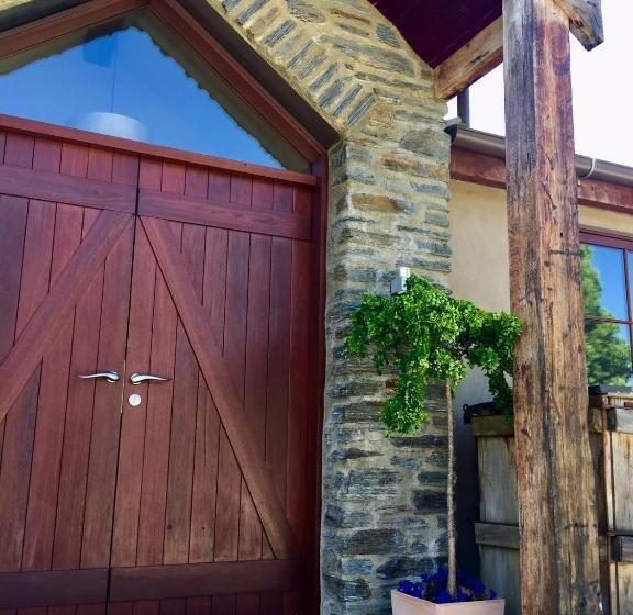 اتاق لوکس, Three Thirty B & B